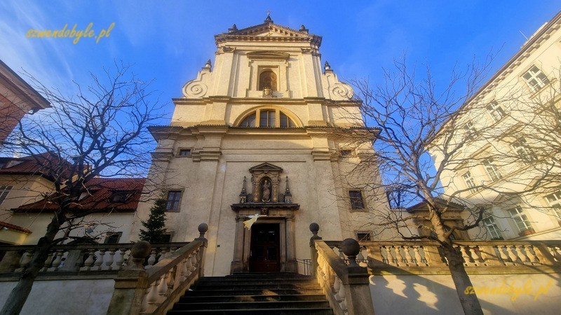 Praga. Widok fasady kościoła Panny Marii Zwycięskiej. 20251226_095221-ink