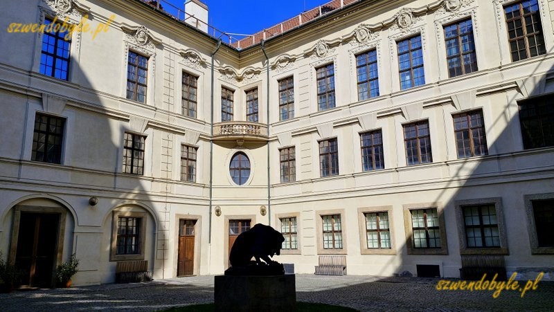 Praga, pałac Sternberg&oacute;w. Dziedziniec, pośrodku ciemna rzeźba przedstawiająca lwa. 1_20260411_160014-ink