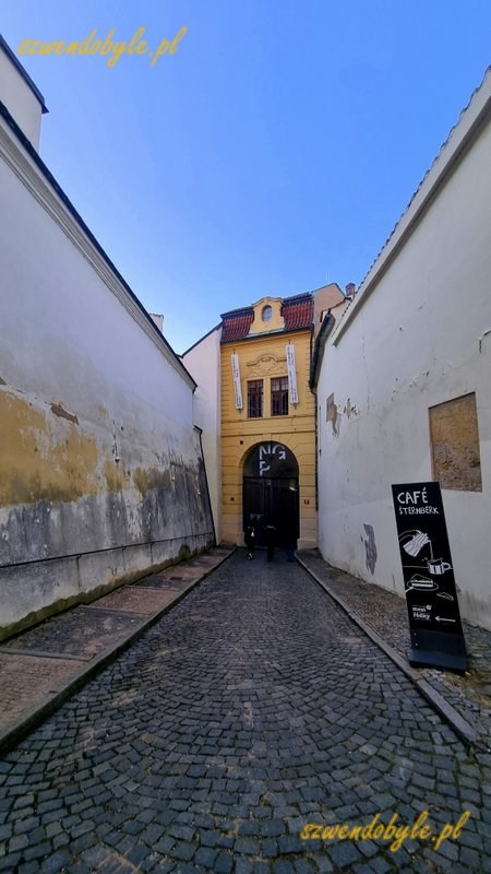 Praga, niepozorna uliczka wiodąca do pałacu Sternberg&oacute;w. 20251226_145734-ink