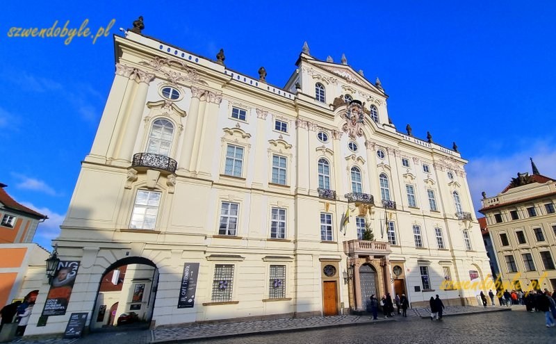 Praga, pałac arcybiskupi. Na lewym końcu budynku znajduje się przejście prowadzące do pałacu Schwarzenberg&oacute;w. 20251228_110408-ink