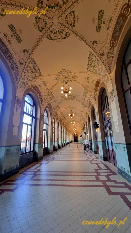 Praga dworzec gł&oacute;wny - Praha hlavn&iacute; n&aacute;draž&iacute; - korytarz w bocznym skrzydle zabytkowego budynku dworca, ozdobnie malowany sufit. 20251228_144118-ink