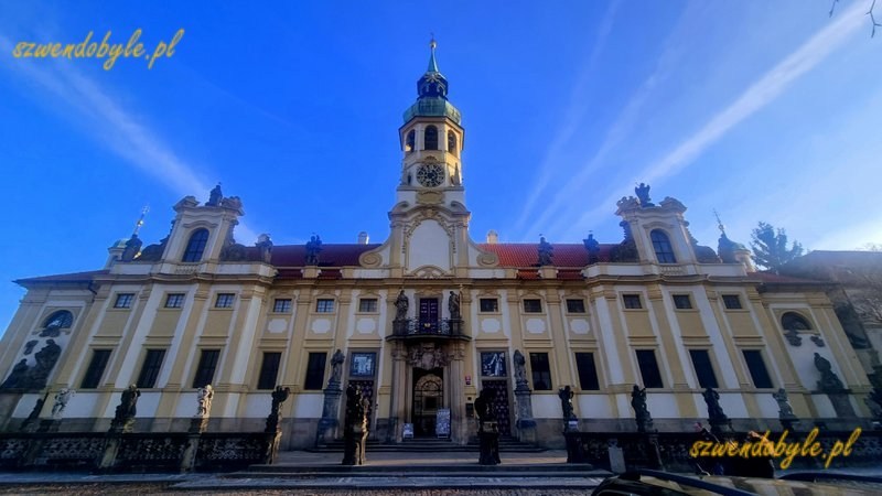 Praga, Loreta czyli kompleks pielgrzymkowy epoki baroku. Widok z budynku z zwenątrz. 20251226_103408-ink