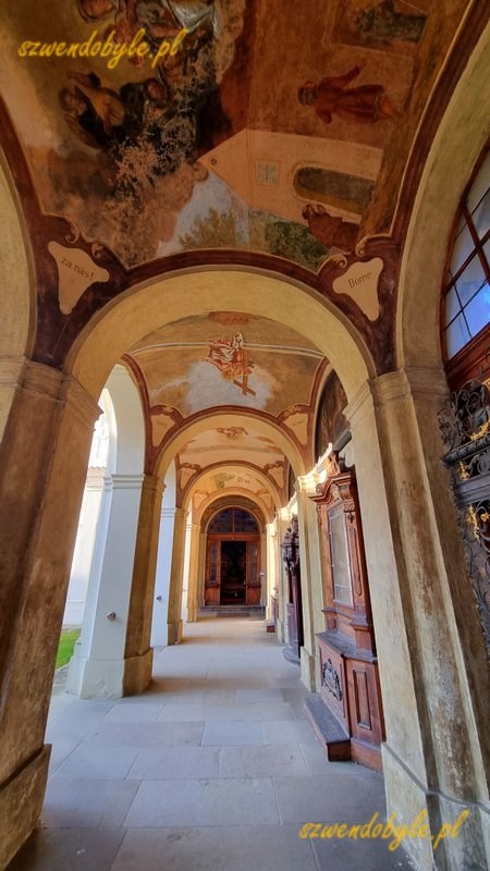 Praga, Loreta czyli kompleks pielgrzymkowy epoki baroku. Arkady wok&oacute;ł dziedzińca, na sufitach widać malowidła o tematyce religijnej. 20251226_104739-ink