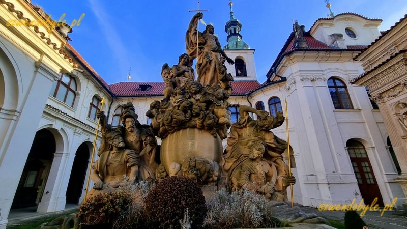 Praga, Loreta czyli kompleks pielgrzymkowy epoki baroku. Kamienna rzeźba na dziedzińcu. 20251226_105509-ink
