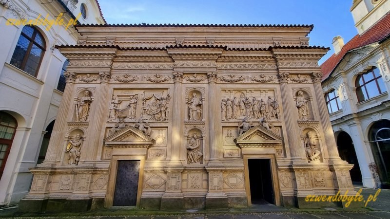Praga, Loreta czyli kompleks pielgrzymkowy epoki baroku. Widok na domek loretański zdobiony wieloma płaskorzeźbami. 20251226_105552-ink