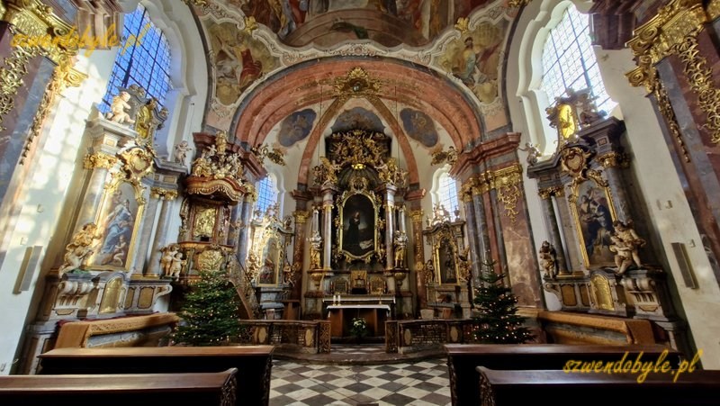  20251226_105832-inkPraga, Loreta czyli kompleks pielgrzymkowy epoki baroku. Widok na ołtarz w kościele Narodzenia Pańskiego.