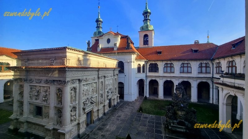 Praga, Loreta czyli kompleks pielgrzymkowy epoki baroku. Widok z okna muzeum (pierwsze piętro), widać prawą stronę dziedzińca i domek loretański po lewej. Widać także wieże kościoła Narodzenia Pańskiego. 20251226_111108-ink