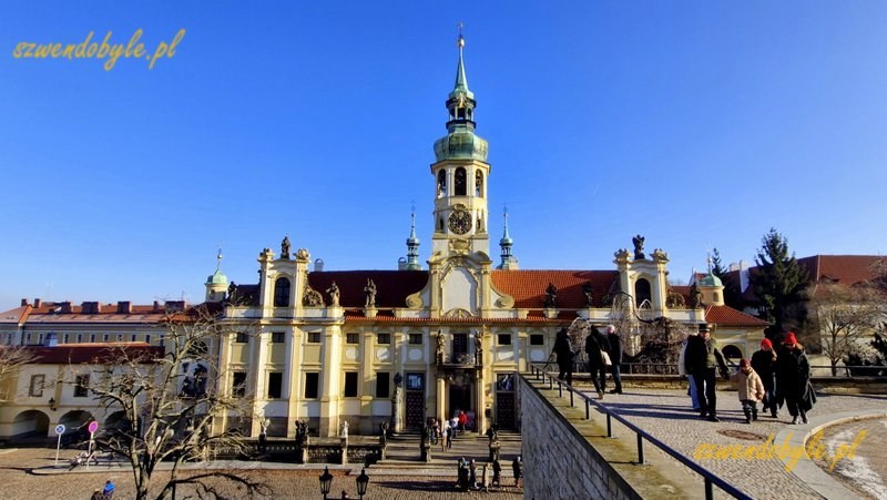 Praga, Loreta czyli kompleks pielgrzymkowy epoki baroku. Widok z tarasu pałacu (Čern&iacute;nsk&yacute; pal&aacute;c) położonego po drugiej stronie placu. 20251226_120150-ink