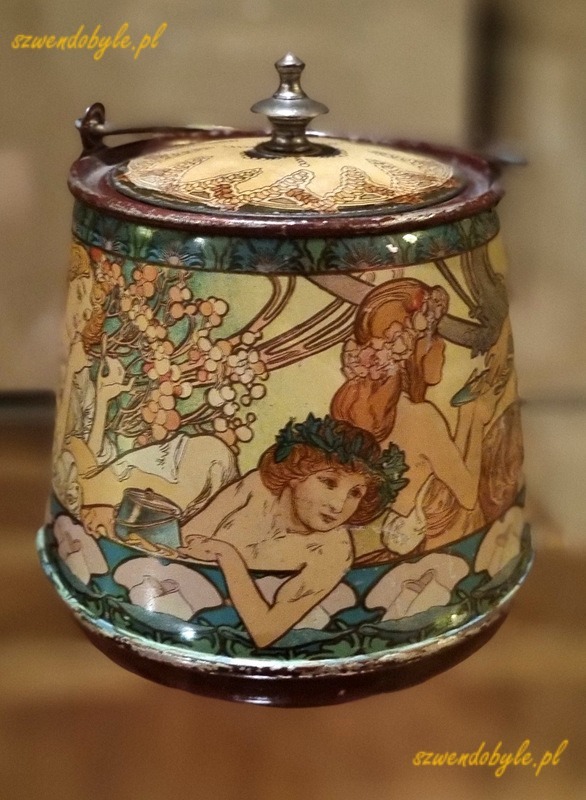 Czechy, Praga - Mucha Museum. Pudełko metalowe na herbatniki.20251228_123852-ink
