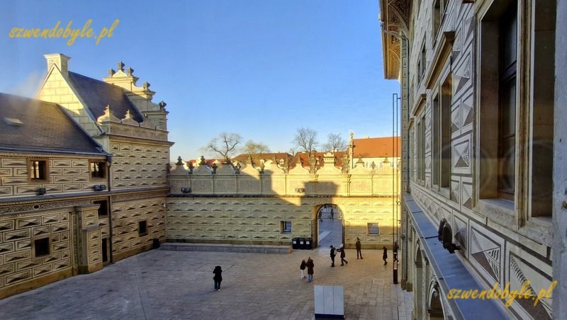 Czechy,Praga. Pałac Schwarzenberg&oacute;w. Widok na dziedziniec z okna na 1 piętrze. 20251226_133452-ink