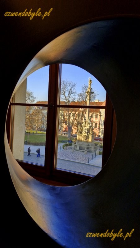 Czechy,Praga. Pałac Schwarzenberg&oacute;w. Widok przez okrągły otw&oacute;r na okno. Za oknem widok na plac Hradcansky. 20251226_134909-ink