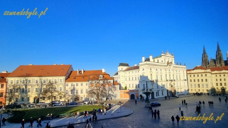 Czechy, Praga. Widok z okna Pałacu Schwarzenberg&oacute;w na Hradčansk&eacute; n&aacute;měst&iacute;. Po prawej, ponad dachami widać wieże katedry św. Wita. 20251226_135000-ink