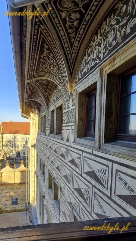 Czechy,Praga. Pałac Schwarzenberg&oacute;w. Widok z okna na ścianę zewnętrzną skrzydła pałacu. Sgraffito widoczne z bliska. 20251226_141719-ink