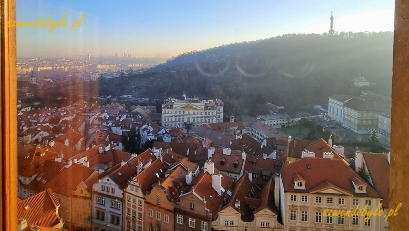 Czechy, Praga. Widok z okna Pałacu Schwarzenberg&oacute;w na dachy kamienic i wzg&oacute;rze Petř&iacute;n. 20251226_144932-ink