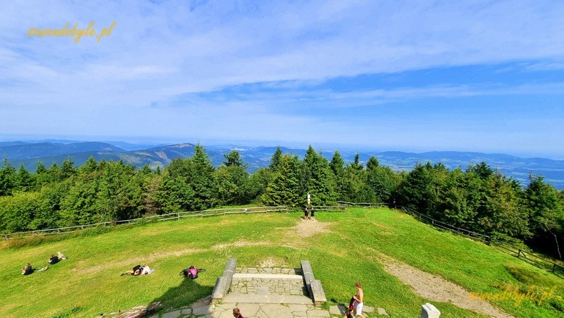 Czechy, Pustevny. Widok dzwonnicy - punktu widokowego w kaplicy Cyryla i Metodego na g&oacute;rze Radho&scaron;ť (pol. Radhoszcz) na g&oacute;ry. 20250809_105112-ink