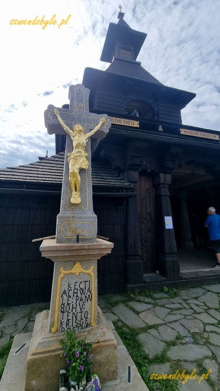 Czechy, Pustevny. Widok z przodu na kaplicę Cyryla i Metodego na g&oacute;rze Radho&scaron;ť (pol. Radhoszcz). Na pierwszym planie kamienny krzyż. 20250809_105913-ink