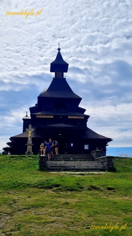 Czechy, Pustevny. Widok z przodu na kaplicę Cyryla i Metodego na g&oacute;rze Radho&scaron;ť (pol. Radhoszcz). 20250809_110112-ink