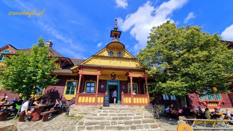 Czechy, Przełęcz Pustevny - wejście do drewnianego domku Libu&scaron;&iacute;n (obecnie restauracja). 20250809_143402-ink