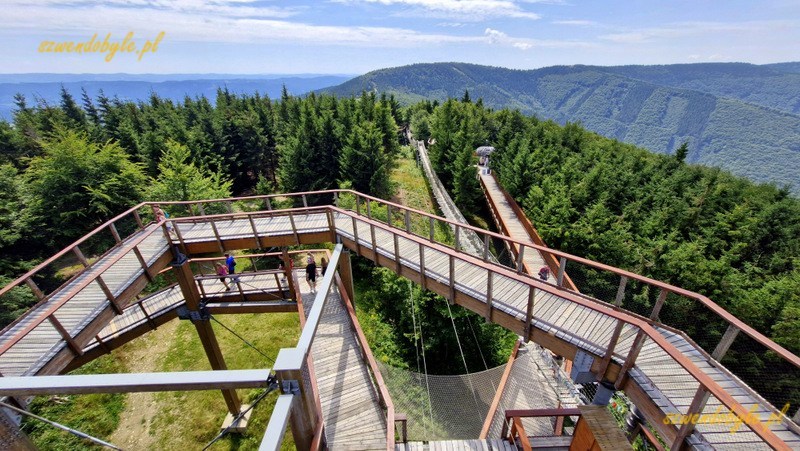 Czechy, Beskid Morawsko-Śląski,Stezka Vala&scaron;ka. Widok z g&oacute;ry na konstrukcję ścieżki w koronach drzew i perspektywa g&oacute;r. 20250809_133700j-ink