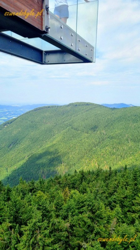 Czechy, Beskid Morawsko-Śląski,Stezka Vala&scaron;ka. Widok z dołu na szklany balkon, ktoś stoi na szklanej podłodze. 20250809_133700k-ink