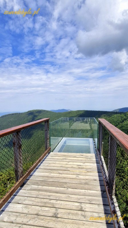 Czechy, Beskid Morawsko-Śląski,Stezka Vala&scaron;ka. Widok z perspektywy wejścia na drewniany pomost zakończony przeszklonym balkonem ze szklaną podłogą. 20250809_134629-ink