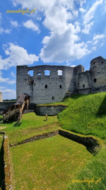 Rabí,Czechy. Ruisny pałacu na pierwszym dziedzińcu zamku. 20250619_125225-ink