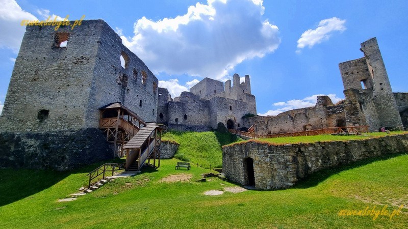 Rabí,Czechy. Ruisny na pierwszym dziedzińcu zamku. Na pierwszym plainie parterowy budynek stajni, który niegdyś był parterem budynku administracyjnego zamku. 20250619_125730-ink