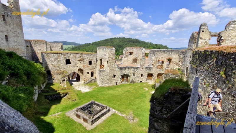 Rabí,Czechy. Widok z góry na drugi dziedziniec i studnię. 20250619_131626-ink