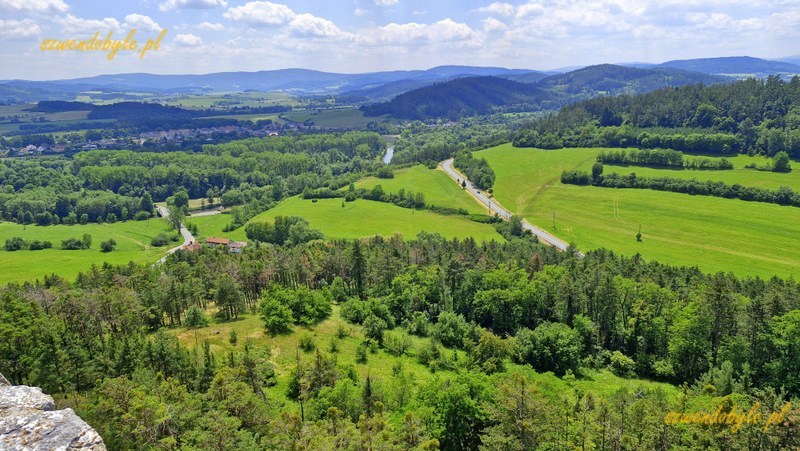 Rabí,Czechy. Widok z zamku na okolicę - zalesione góry, 20250619_133508-ink