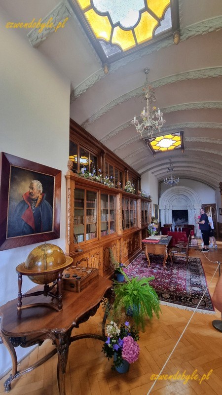 Raduň,duża biblioteka. Długie i wysokie pomieszczenie na poddaszu. W suficie świeliki kolorowymi szybami. Na ścianie portret feldmarszałka Blüchera, pod nim globus. 20240713_114459-ink