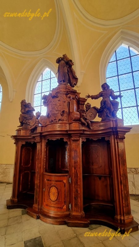 Czechy, Sedlec. Barokowy drewniany konfesjonał w katedrze Wniebowzięcia Najświętszej Marii Panny i św. Jana Chrzciciela. 20251227_094715-ink