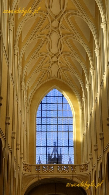 Czechy, Sedlec. Sklepienie gotyckie w katedrze Wniebowzięcia Najświętszej Marii Panny i św. Jana Chrzciciela. W centralnej części zdjęcia ogromne okno (nie ma witraża), przez kt&oacute;re widać szczytowy fragment gotyckiego portalu. 20251227_095148-ink