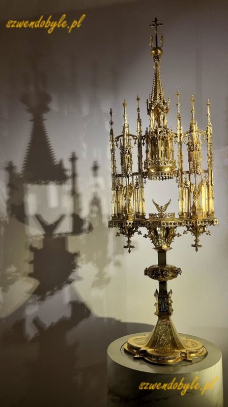 Czechy, Sedlec. Gotycka monstrancja prezentowana w katedrze Wniebowzięcia Najświętszej Marii Panny i św. Jana Chrzciciela. 20251227_095524-ink