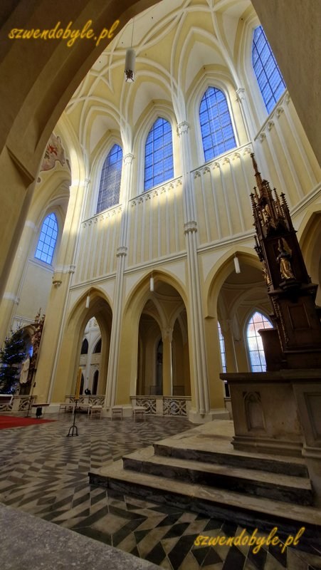 Czechy, Sedlec. Widok z boku na ołtarz i prezbiterium w katedrze Wniebowzięcia Najświętszej Marii Panny i św. Jana Chrzciciela. 20251227_095549-ink