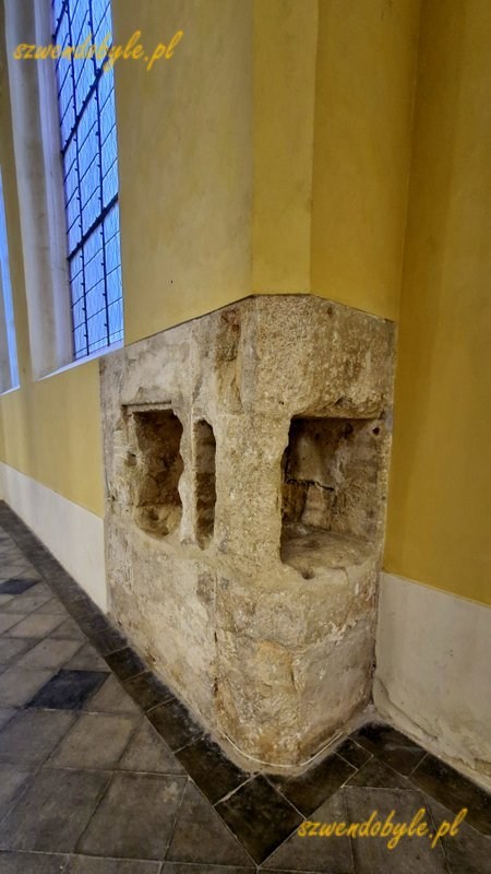 Czechy, Sedlec. Katedra Wniebowzięcia Najświętszej Marii Panny i św. Jana Chrzciciela. We wnętrzu zachowany fragment gotyckiego kamiennego muru. 20251227_095614-ink