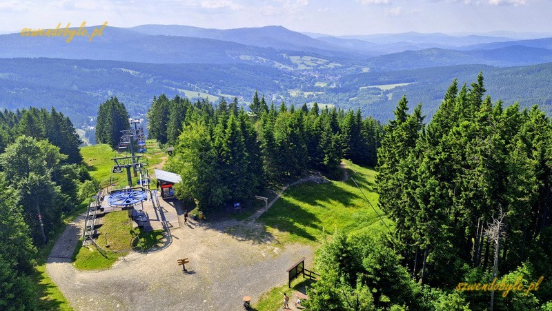 Park Narodowy Szumawa, CZ. Widok z wieży widokowej na górze Szpiczak U podnóża wieży jest górna stacja kolejki linowej. 20250619_094037-ink