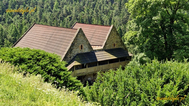 Zamek Velhartice, Czechy. Widok z góry na dawny browar, obecnie restauracja. 20250620_114525-ink