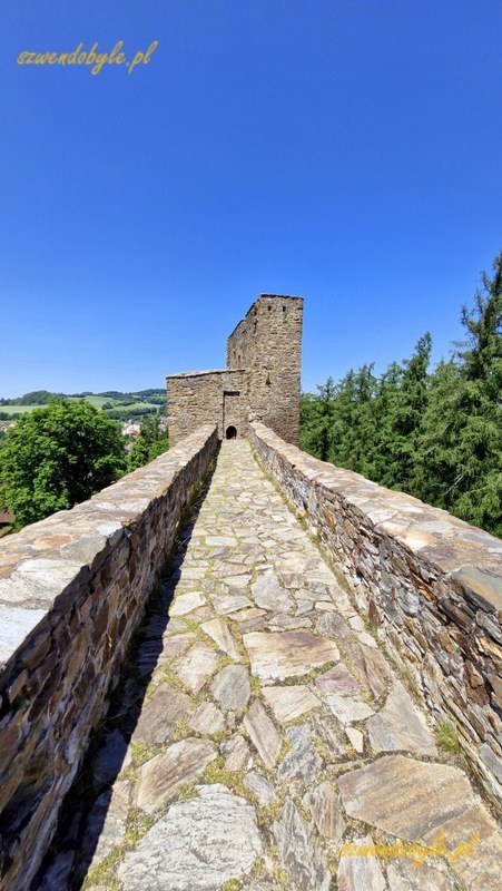 Zamek Velhartice, Czechy. Widok na górny poziom kamiennego mostu, na końcu drogi donżon. 20250620_123351-ink