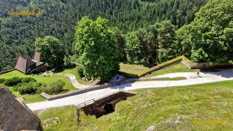 Zamek Velhartice, Czechy. Widok z kamiennego mostu na browar. 20250620_123533-ink