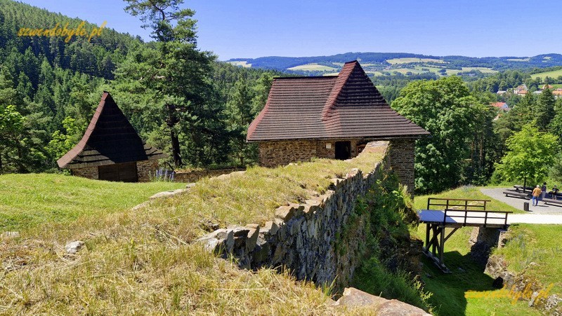 Zamek Velhartice, Czechy. Widok z murów otaczających zamek na bramę. 20250620_124654-ink