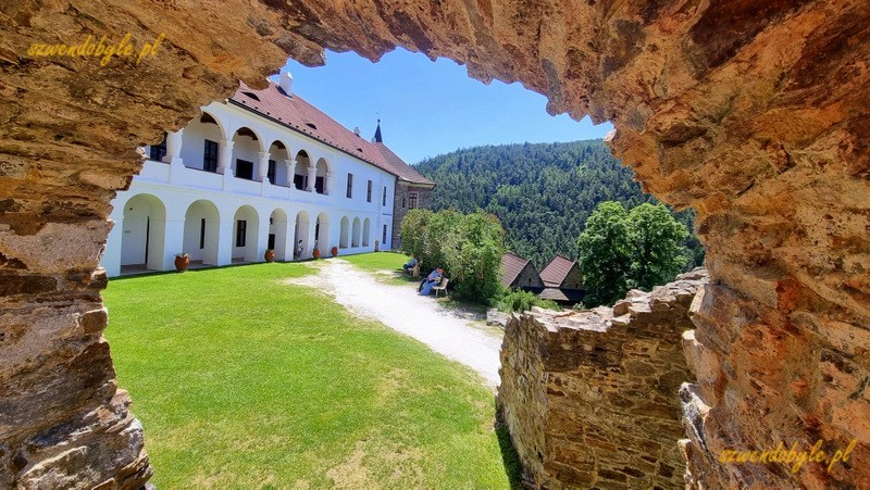 Zamek Velhartice, Czechy. Widok na renesansowy pałac przez otwór w murze. 20250620_124921-ink