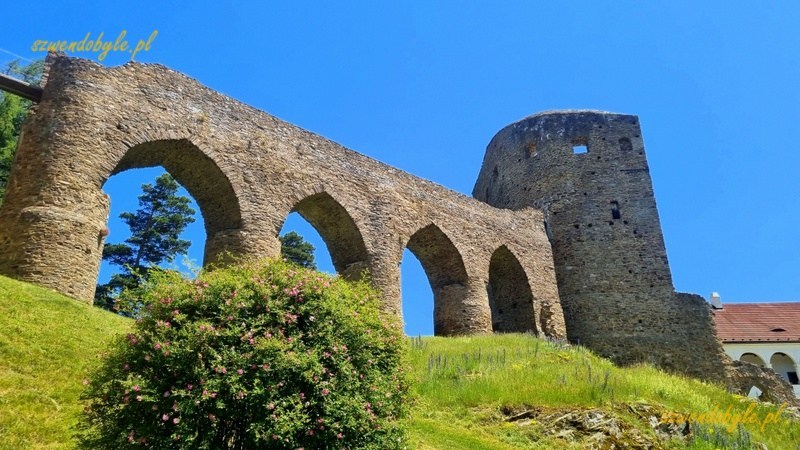 Zamek Velhartice, Czechy. Widok na kamienny most. Po prawej wieża mieszkalna (Rajski Dom). 20250620_125351-ink