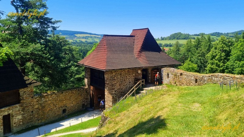 Zamek Velhartice, Czechy. Widok od strony kamiennego mostu na bramę zamkową. 20250620_130719-ink