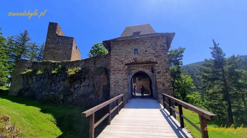 Zamek Velhartice, Czechy. Widok na bramę - wejście na teren zamku. 20250620_133517-ink