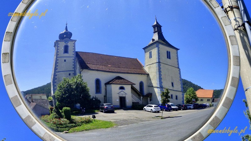 Velhartice, Czechy. Widok na odbicie kościoła pw. Narodzenia Marii Panny w lustrze drogowym. 20250620_142240-ink