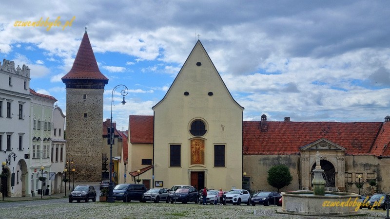 Znojmo, kościół św. Jana Chrzciciela. Po lewej Wilcza Wieża. 20240601_091726-ink