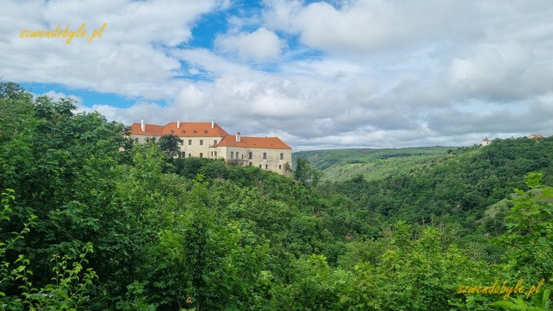 Znojmo, widok na zamek od stroy kaplicy św. Eliasza. 20240601_094208-ink