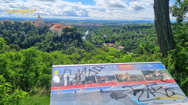 Znojmo, panorama od strony kościoła św. Antoniego Padewskiego. 20240601_103418-ink