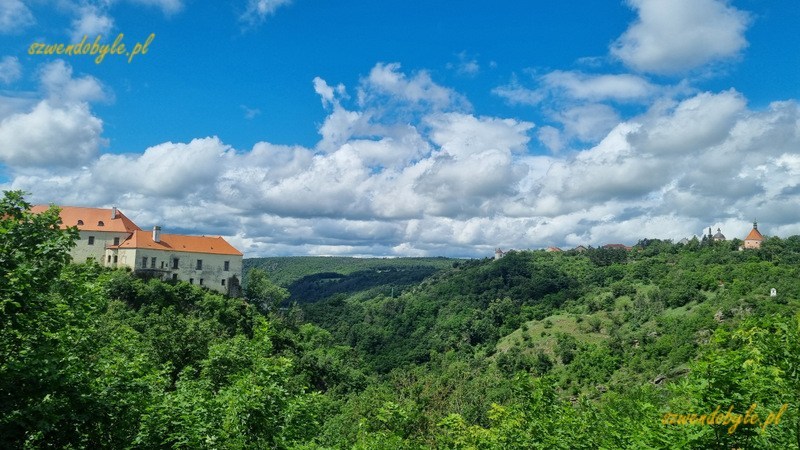 Znojmo, widok na zamek od strony kaplicy św. Eliasza. 20240601_112917-ink