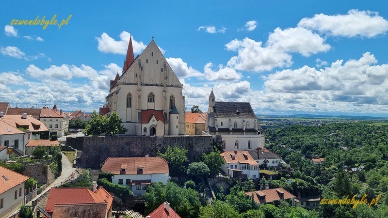 Znojmo, widok od strony zamku na kościół św. Mikołaja. W pobliżu kościoła, po prawej, widać kaplicę św. Wacława. 20240601_113701-ink